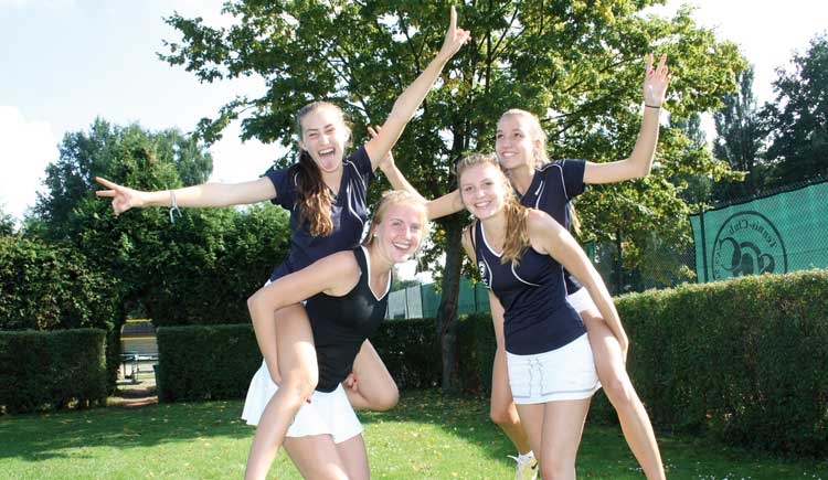 1. Juniorinnen U18 Berliner Meister 2013 Von links: Janina (unten), Alexa (oben), Clara (unten) & Elisa (oben).